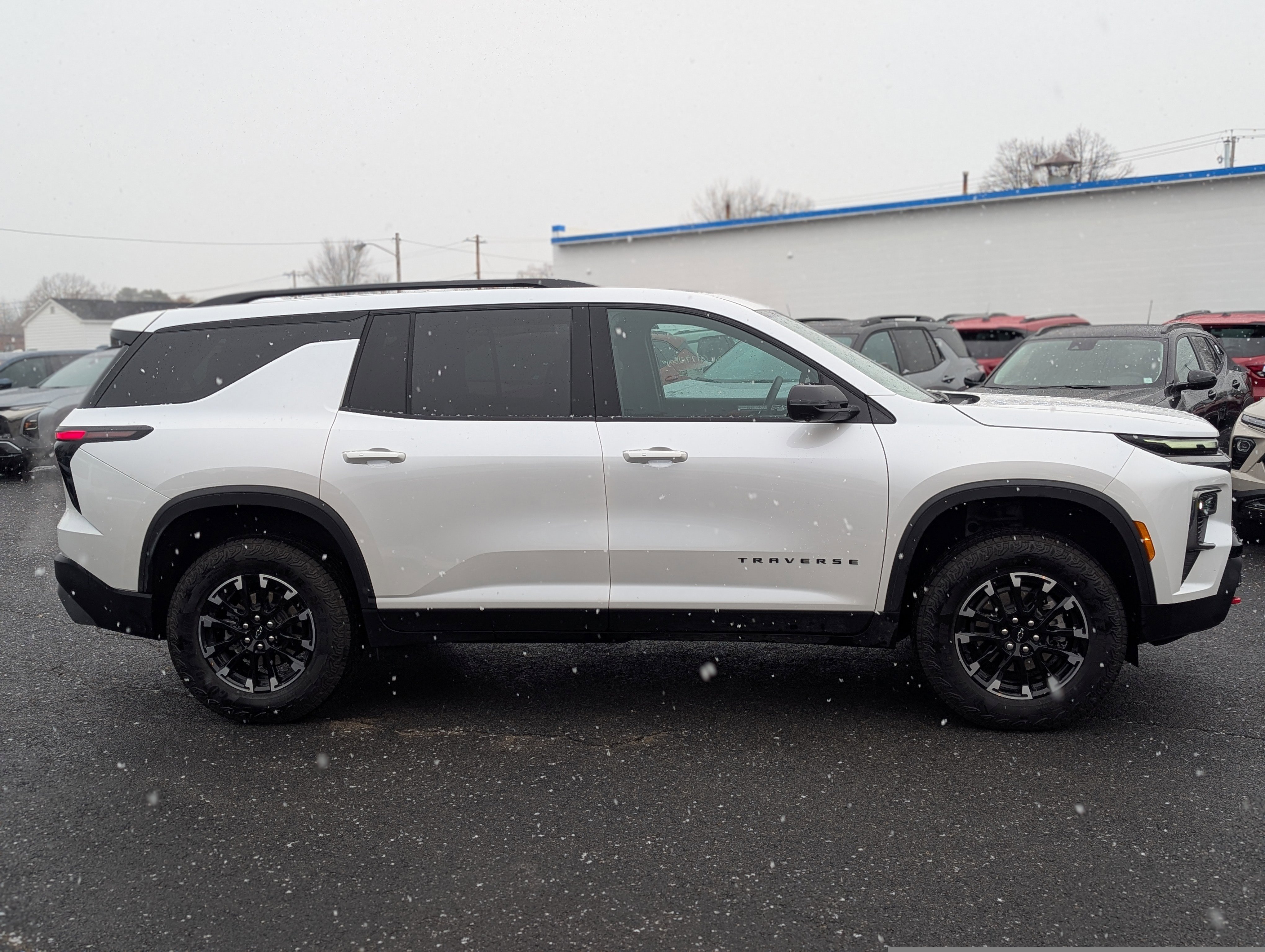 Used 2025 Chevrolet Traverse Z71 image 9