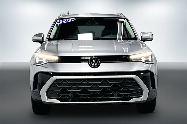 Used 2025 Volkswagen Taos SE AWD/4WD image 2