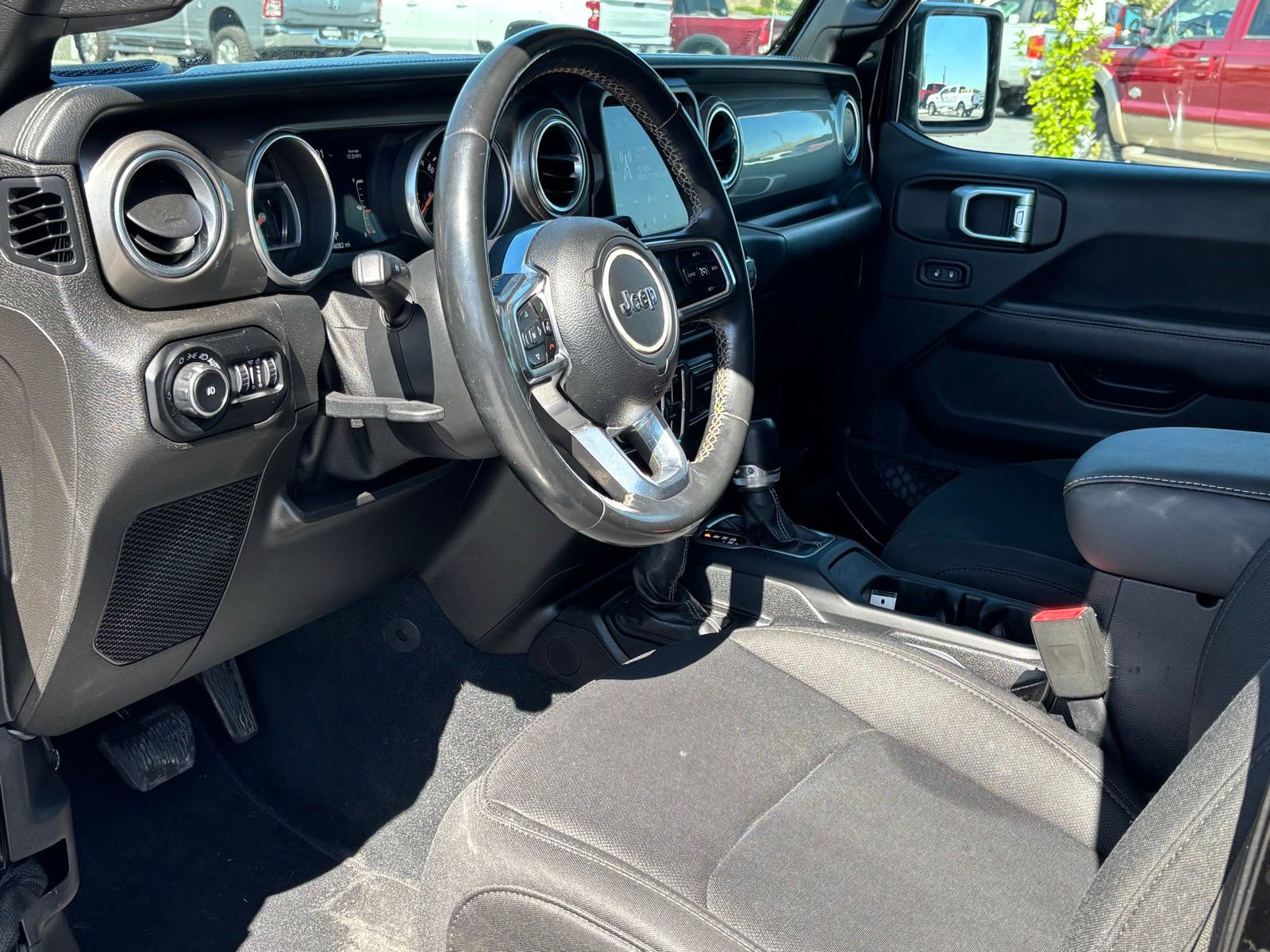 Used 2018 Jeep Wrangler Unlimited Sahara w/ Uconnect 4C Nav & Sound Group AWD/4WD image 13