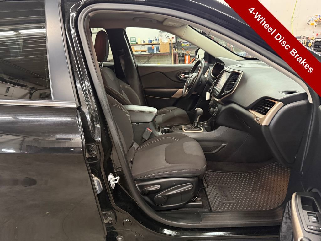 Used 2017 Jeep Cherokee Latitude w/ Cold Weather Group AWD/4WD image 40