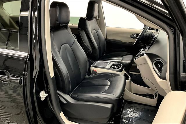 Used 2024 Chrysler Pacifica Touring-L image 8