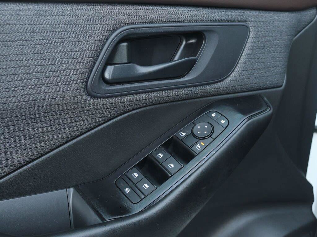 Used 2023 Nissan Rogue S AWD/4WD image 17