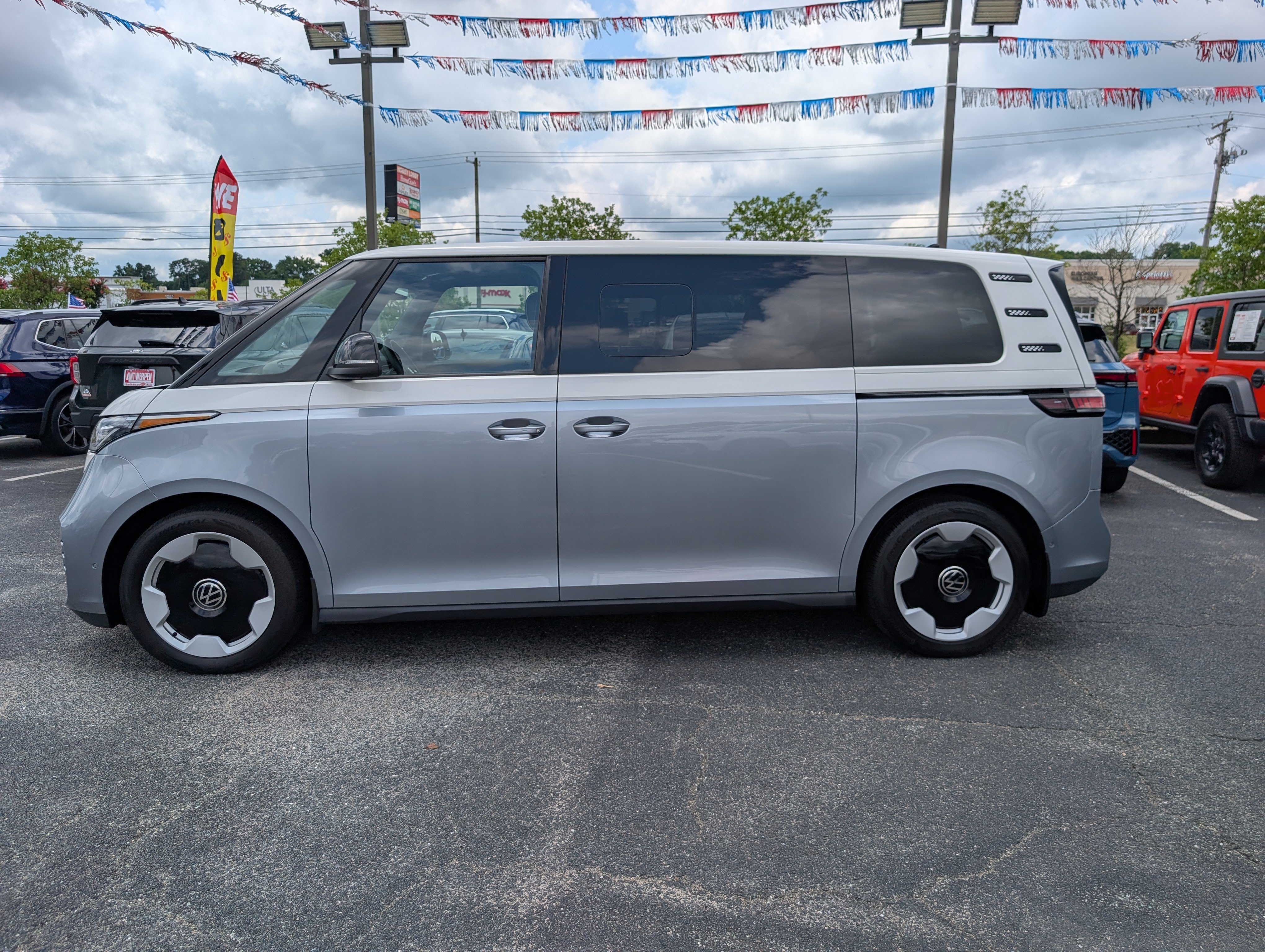 Used 2025 Volkswagen ID. Buzz Pro S Plus w/ Cupholders Package RWD image 6