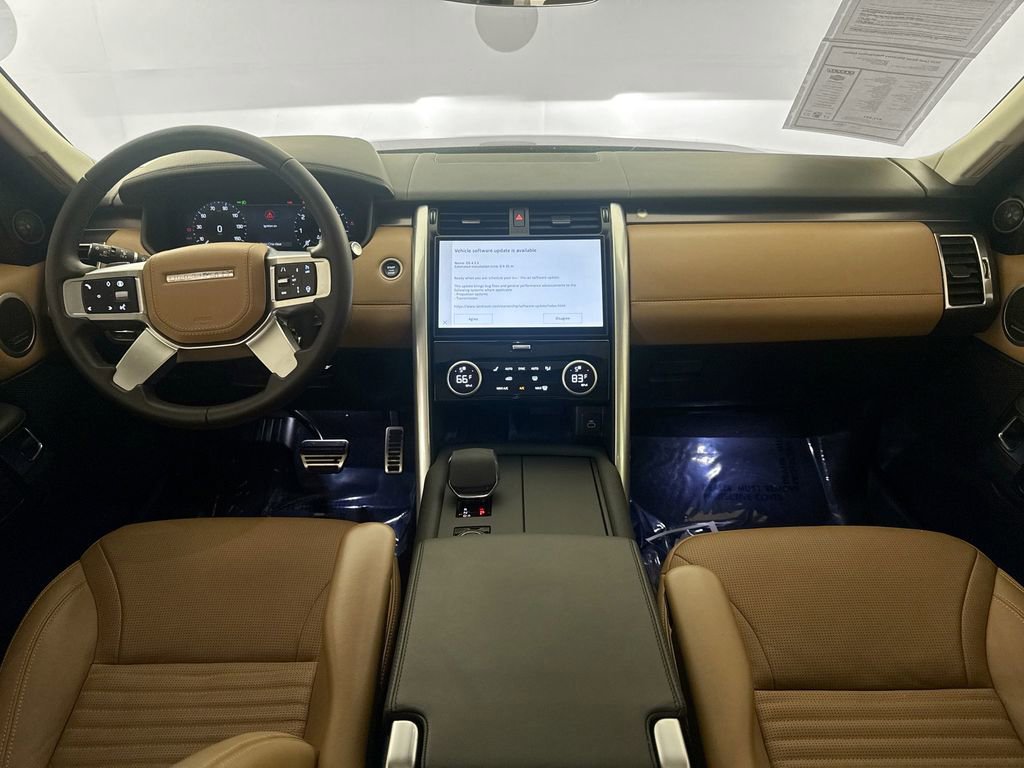 Certified 2025 Land Rover Discovery Metropolitan Edition image 22