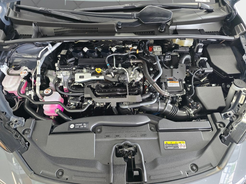 Used 2024 Toyota Prius LE FWD image 12