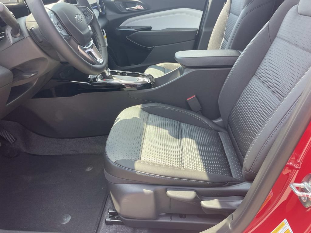 New 2026 Chevrolet Trax LT w/ Midnight Edition FWD image 16