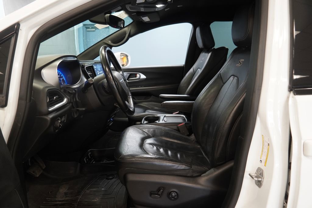 Used 2018 Chrysler Pacifica Touring-L Plus w/ S Appearance Package FWD image 5