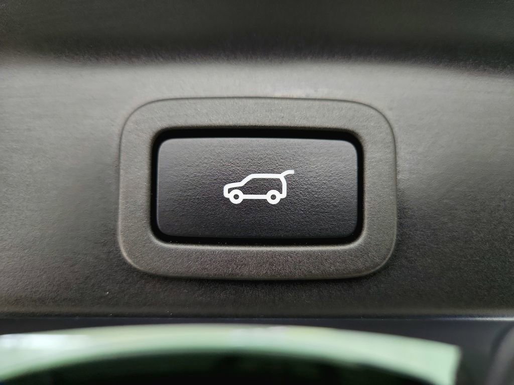 Used 2020 Jaguar F-PACE Premium image 39