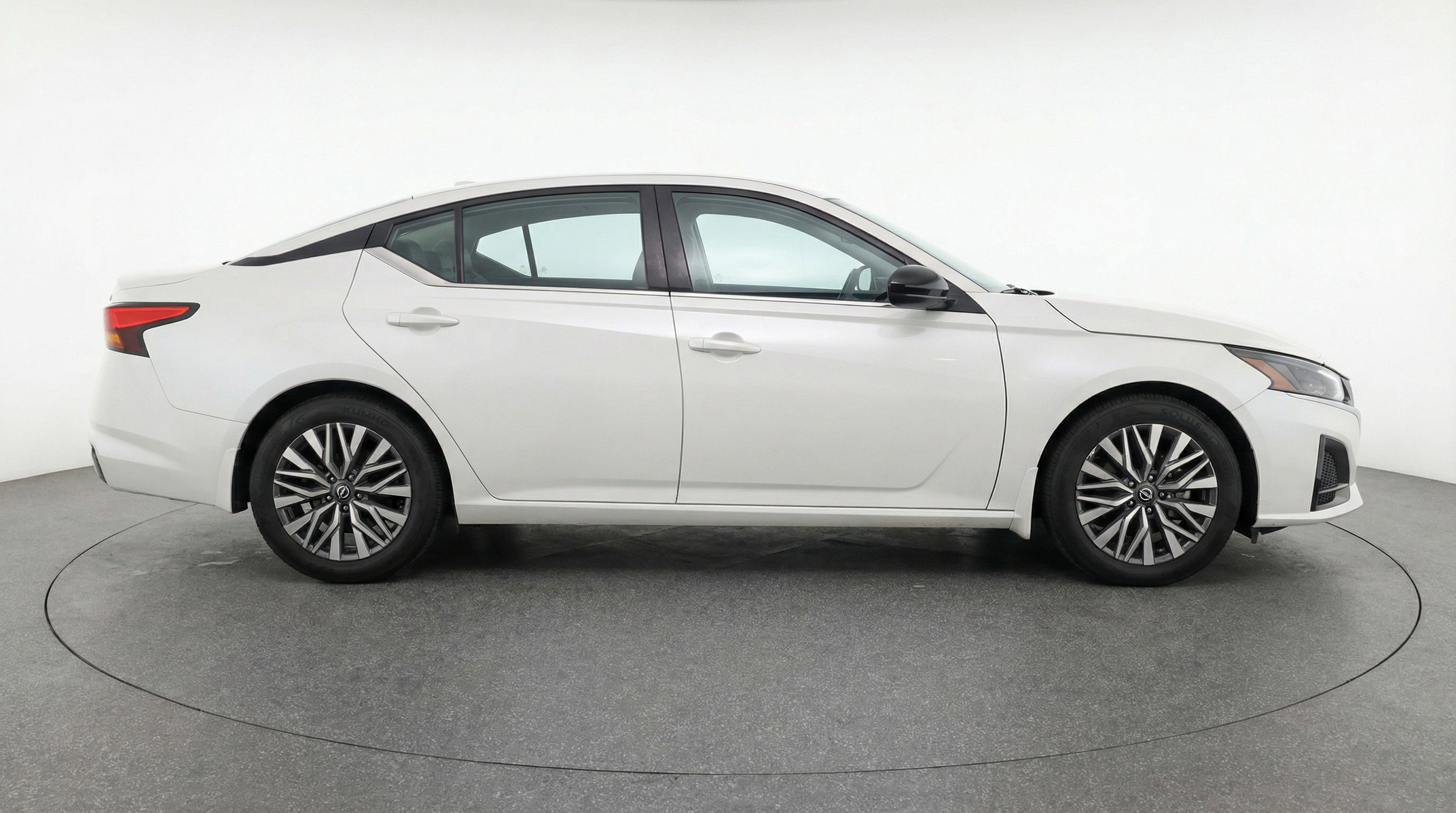 Used 2025 Nissan Altima 2.5 SV image 11