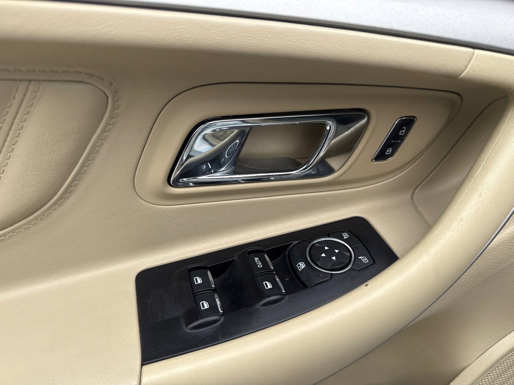 Used 2017 Ford Taurus SE FWD image 16