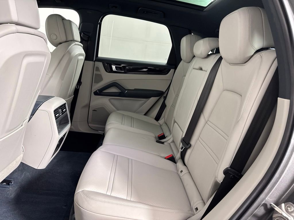 Used 2023 Porsche Cayenne AWD/4WD image 19
