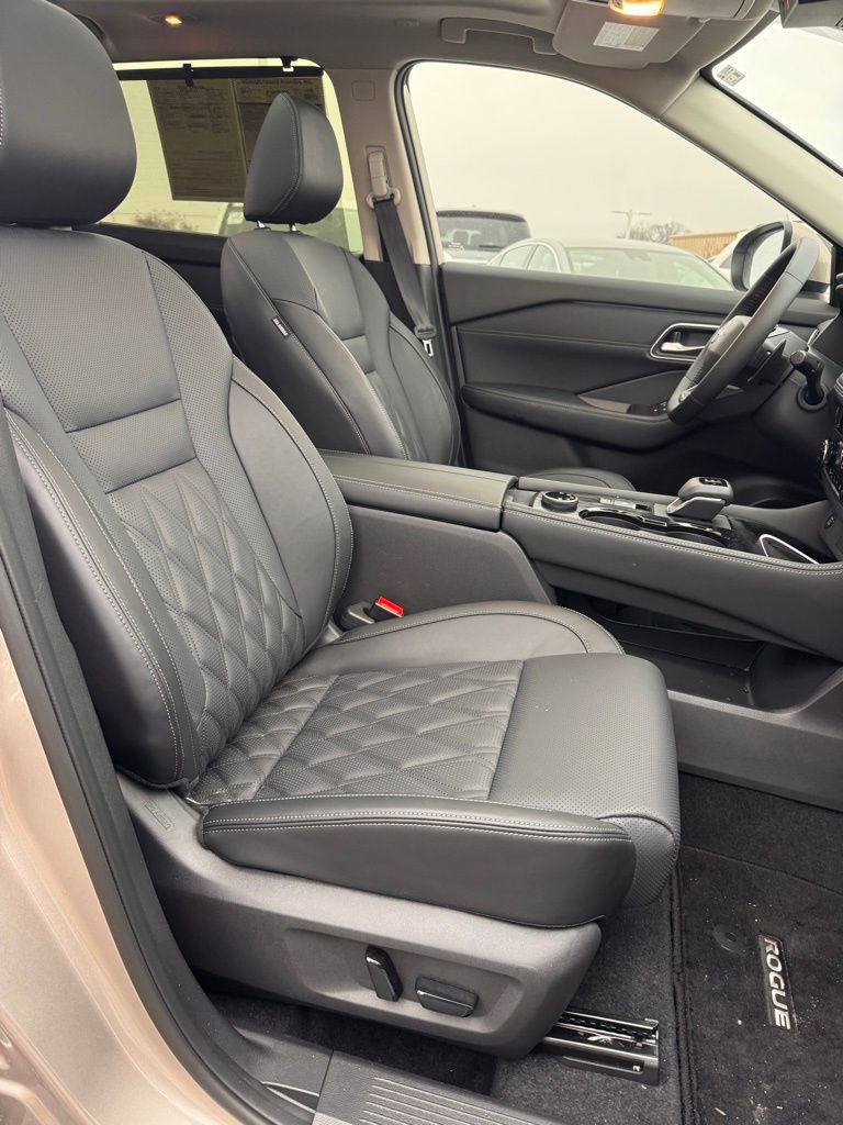 Used 2026 Nissan Rogue Platinum w/ Platinum Premium Package image 12