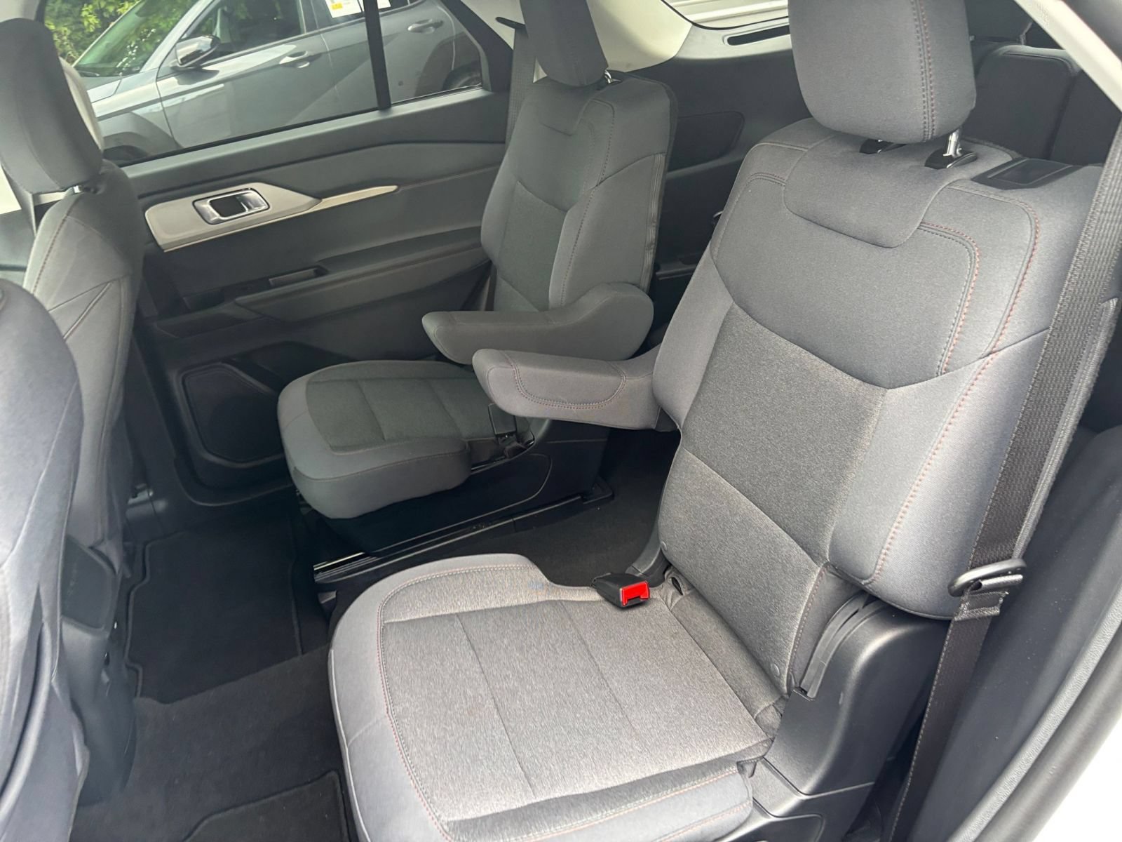 Used 2026 Ford Explorer Active AWD/4WD image 33