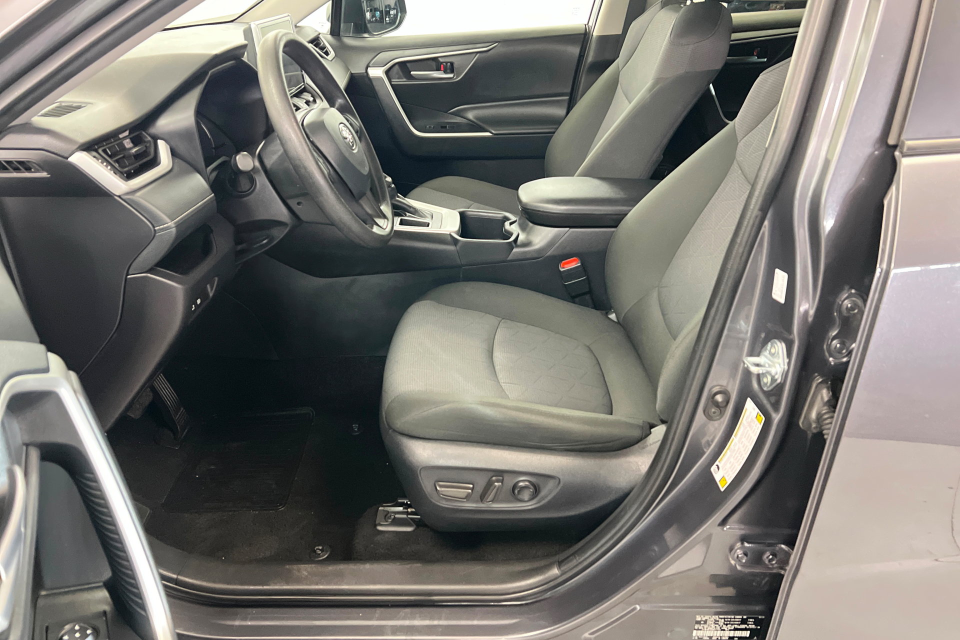 Used 2025 Toyota RAV4 XLE FWD image 18