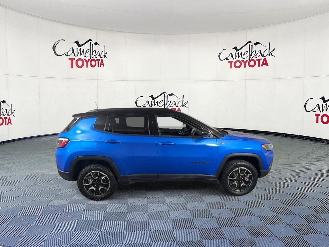 Used 2025 Jeep Compass Trailhawk AWD/4WD image 3