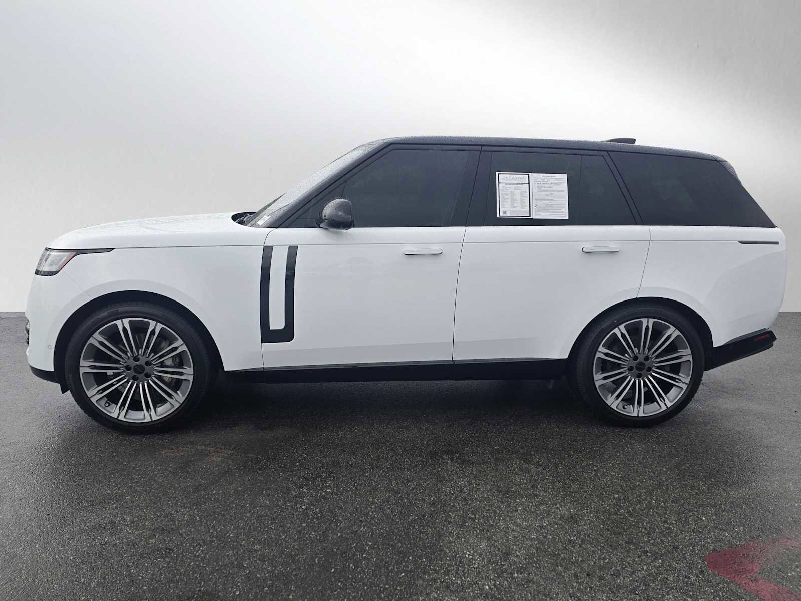 Used 2022 Land Rover Range Rover SE image 2