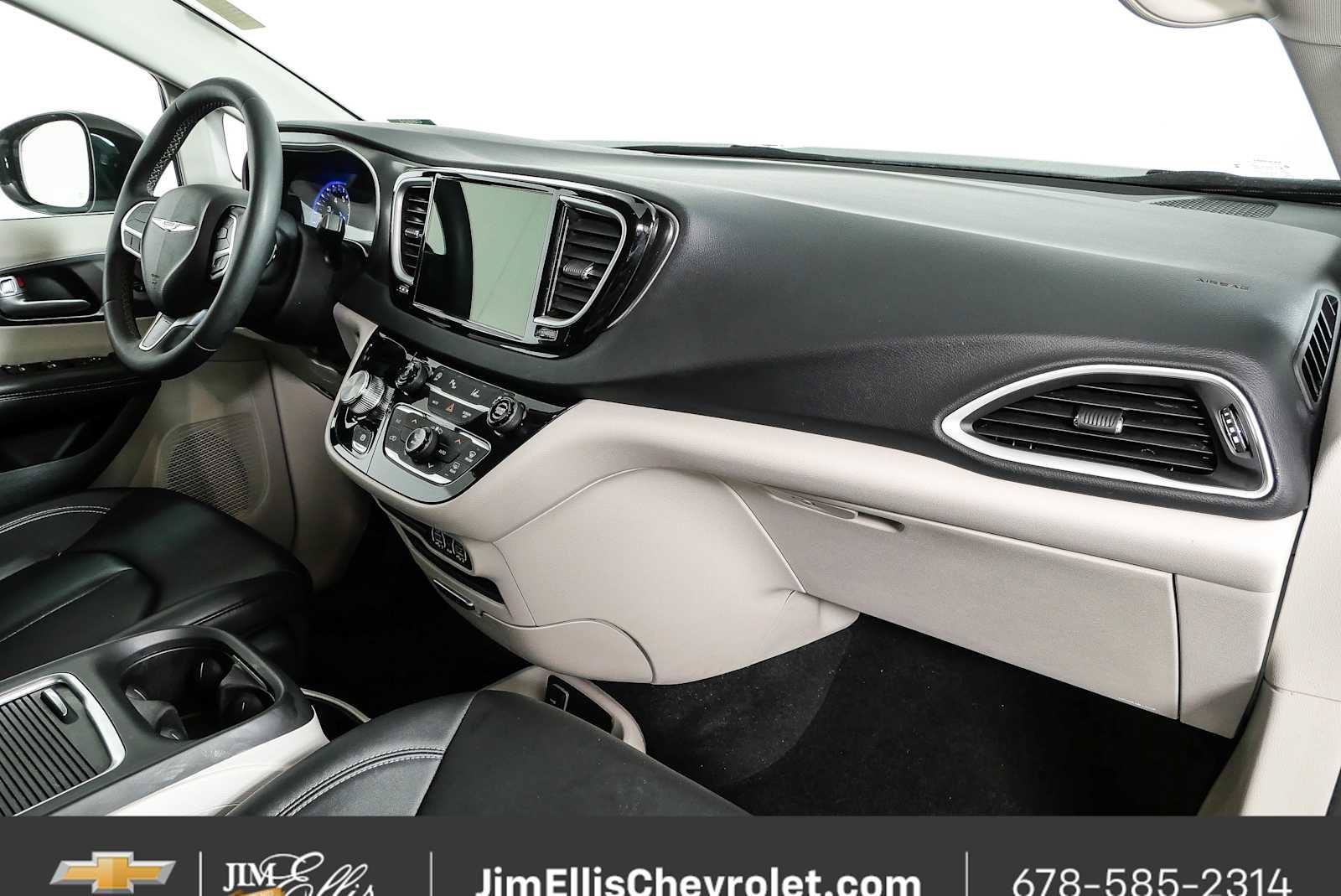 Used 2024 Chrysler Pacifica Touring-L FWD image 21