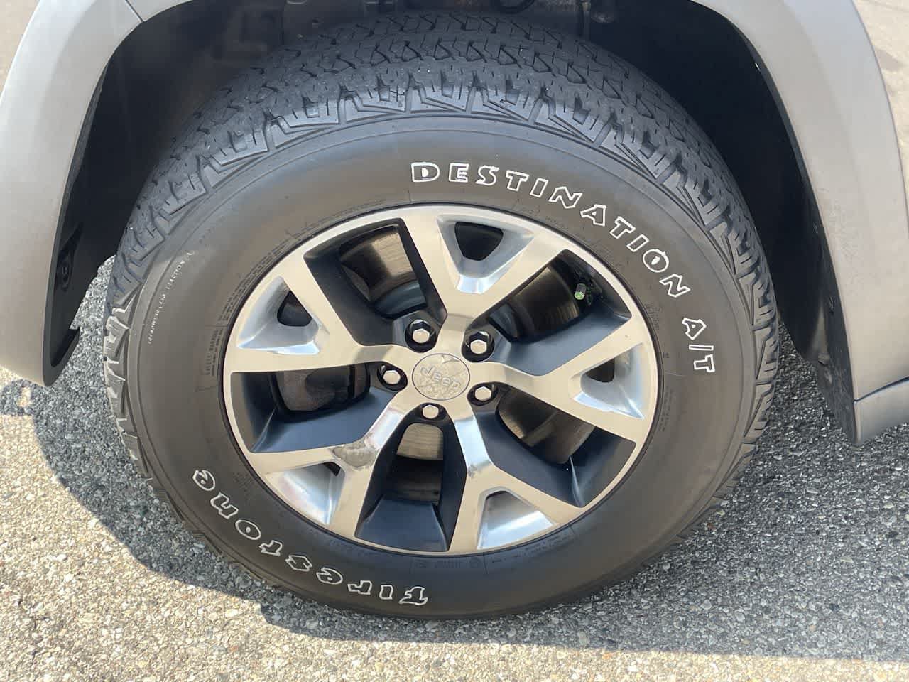 Used 2014 Jeep Cherokee Trailhawk w/ Technology Group AWD/4WD image 38