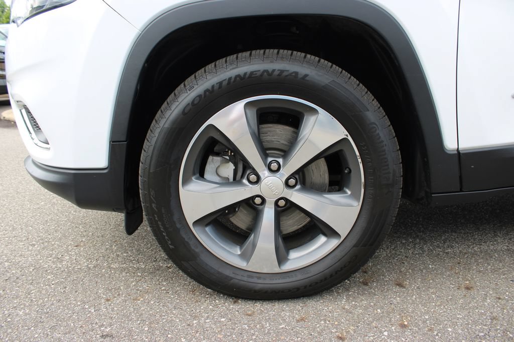 Used 2019 Jeep Cherokee Limited w/ Luxury Group AWD/4WD image 31