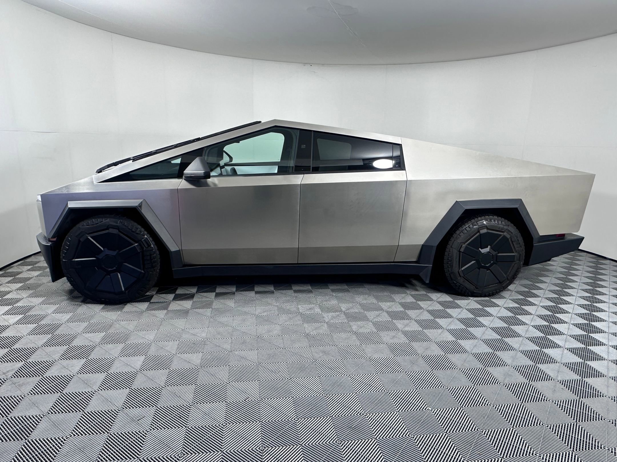 Used 2024 Tesla Cybertruck AWD Crew Cab image 2