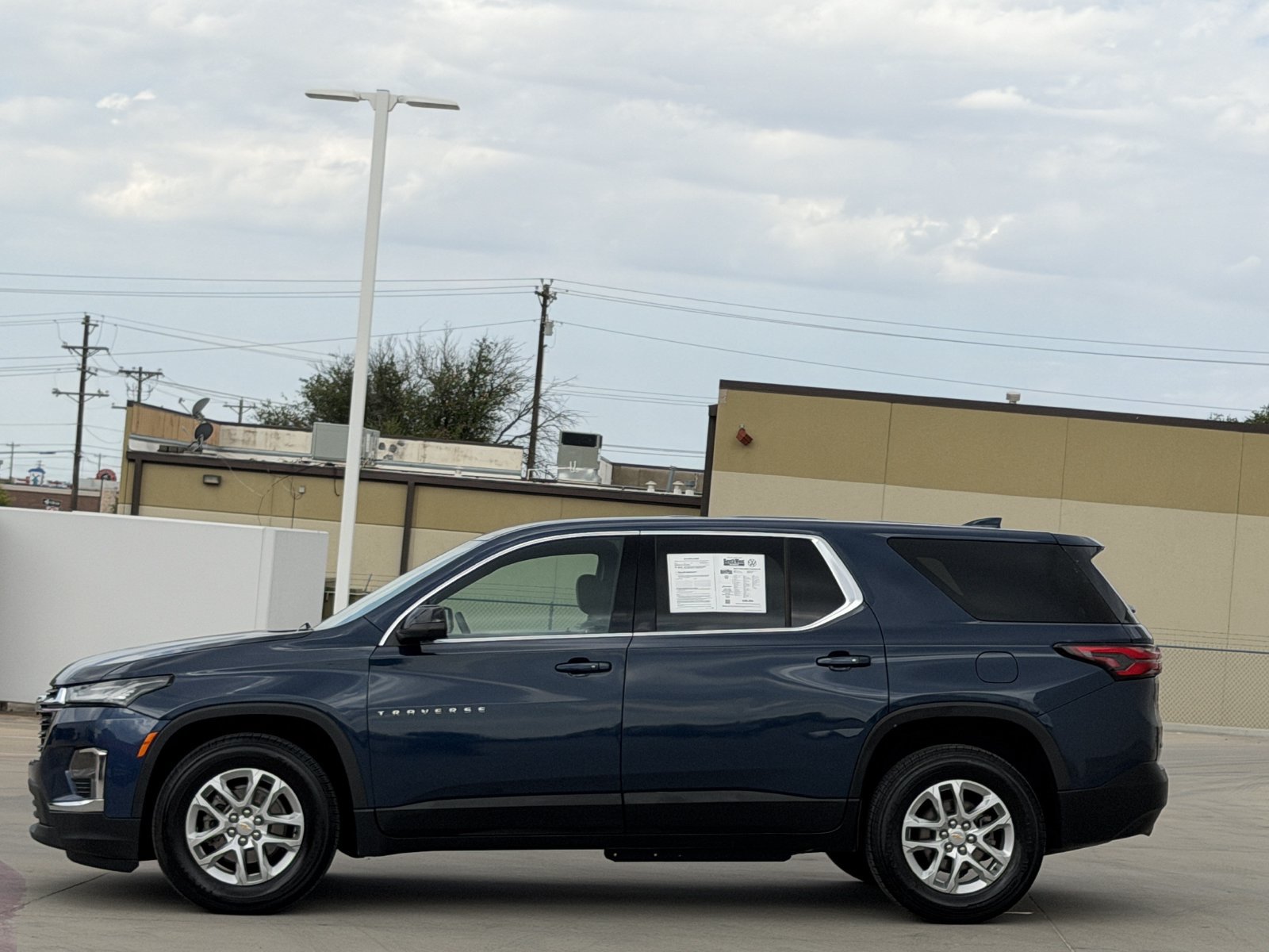 Used 2022 Chevrolet Traverse LS FWD image 7