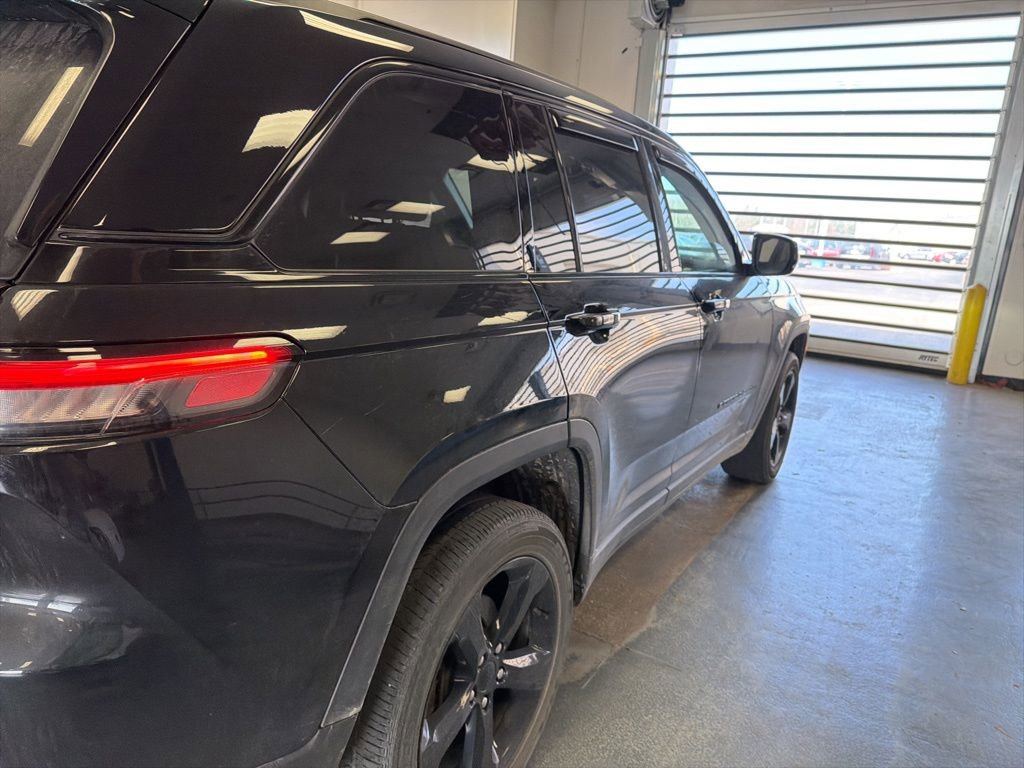 Used 2023 Jeep Grand Cherokee Altitude image 6