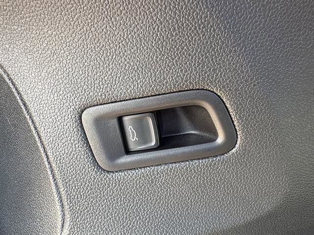Certified 2025 Volkswagen Atlas Cross Sport SE FWD image 27