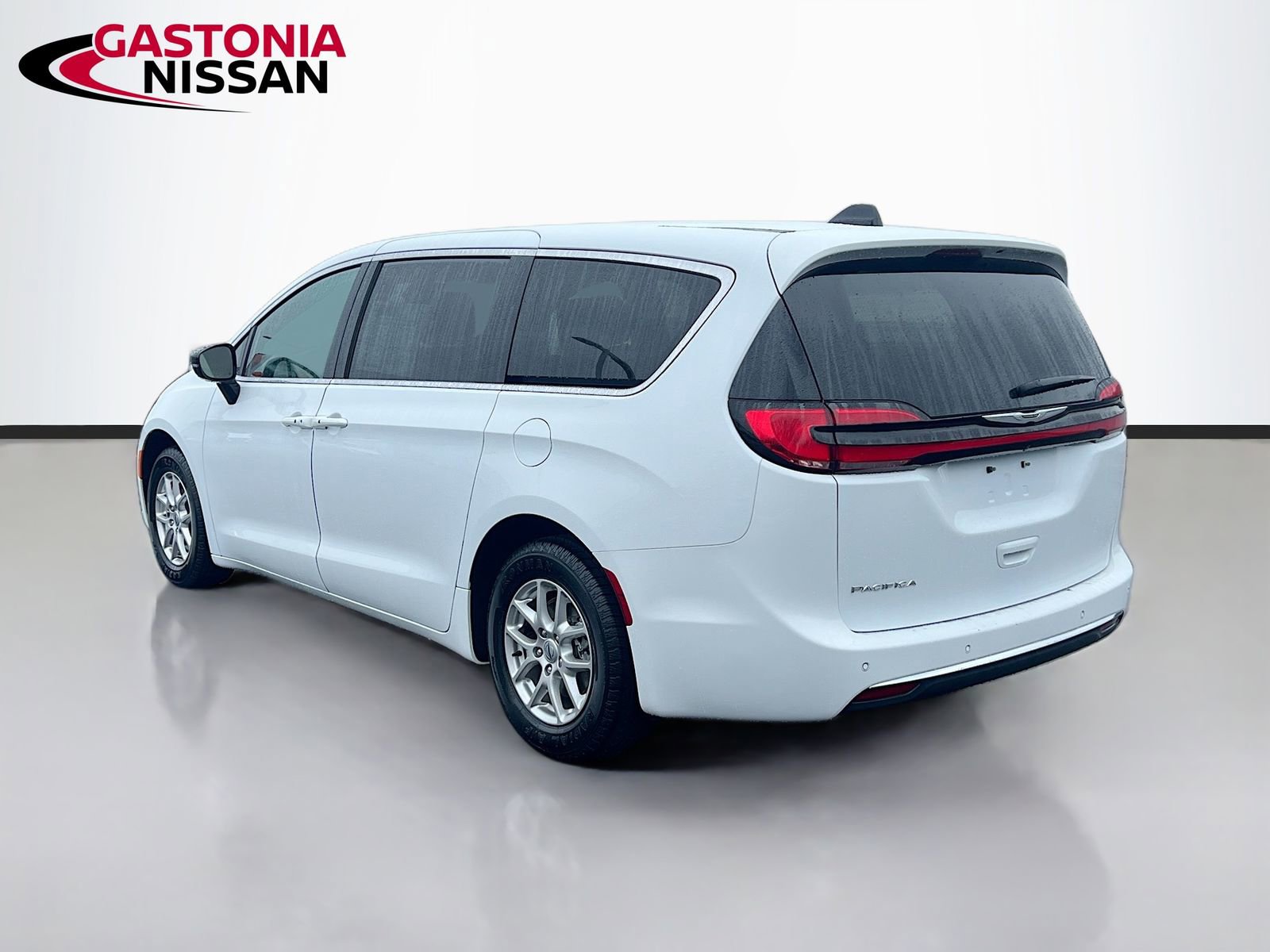 Used 2024 Chrysler Pacifica Touring image 6