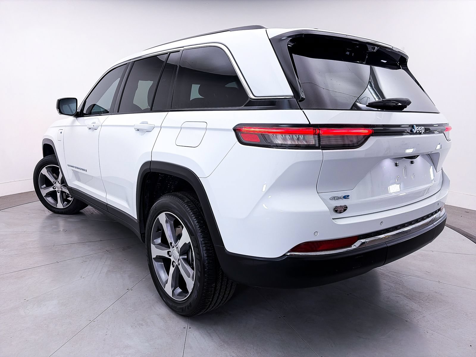 Used 2023 Jeep Grand Cherokee 4WD 4xe w/ Luxury Tech Group II image 2