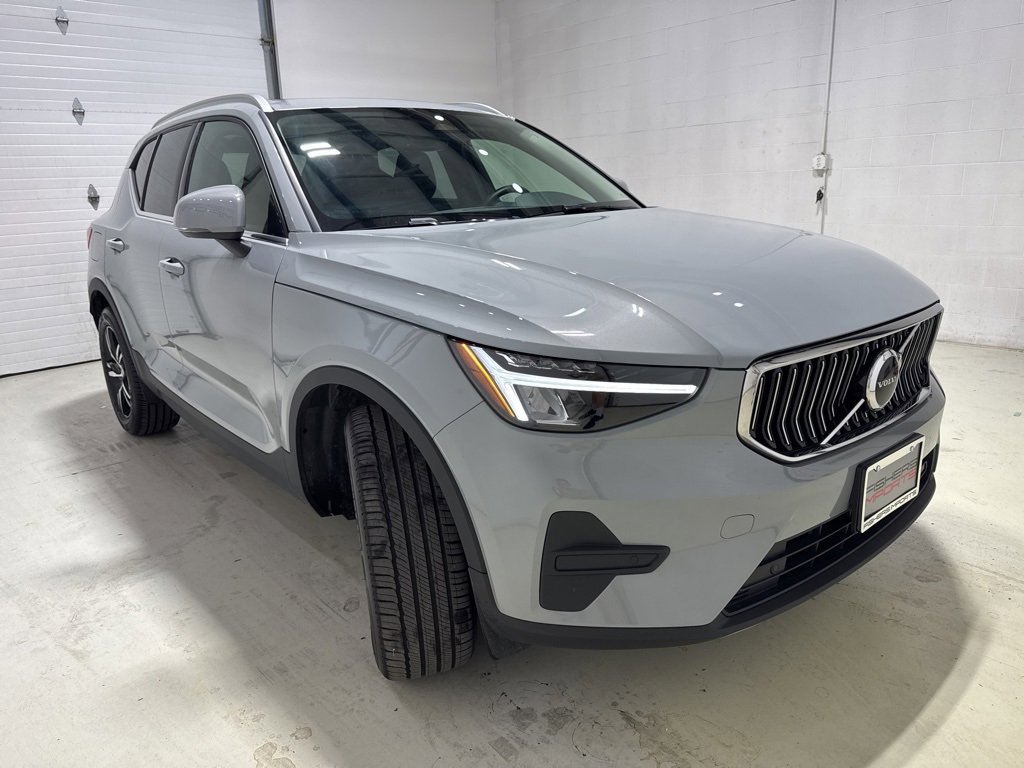 Used 2025 Volvo XC40 B5 Core image 3
