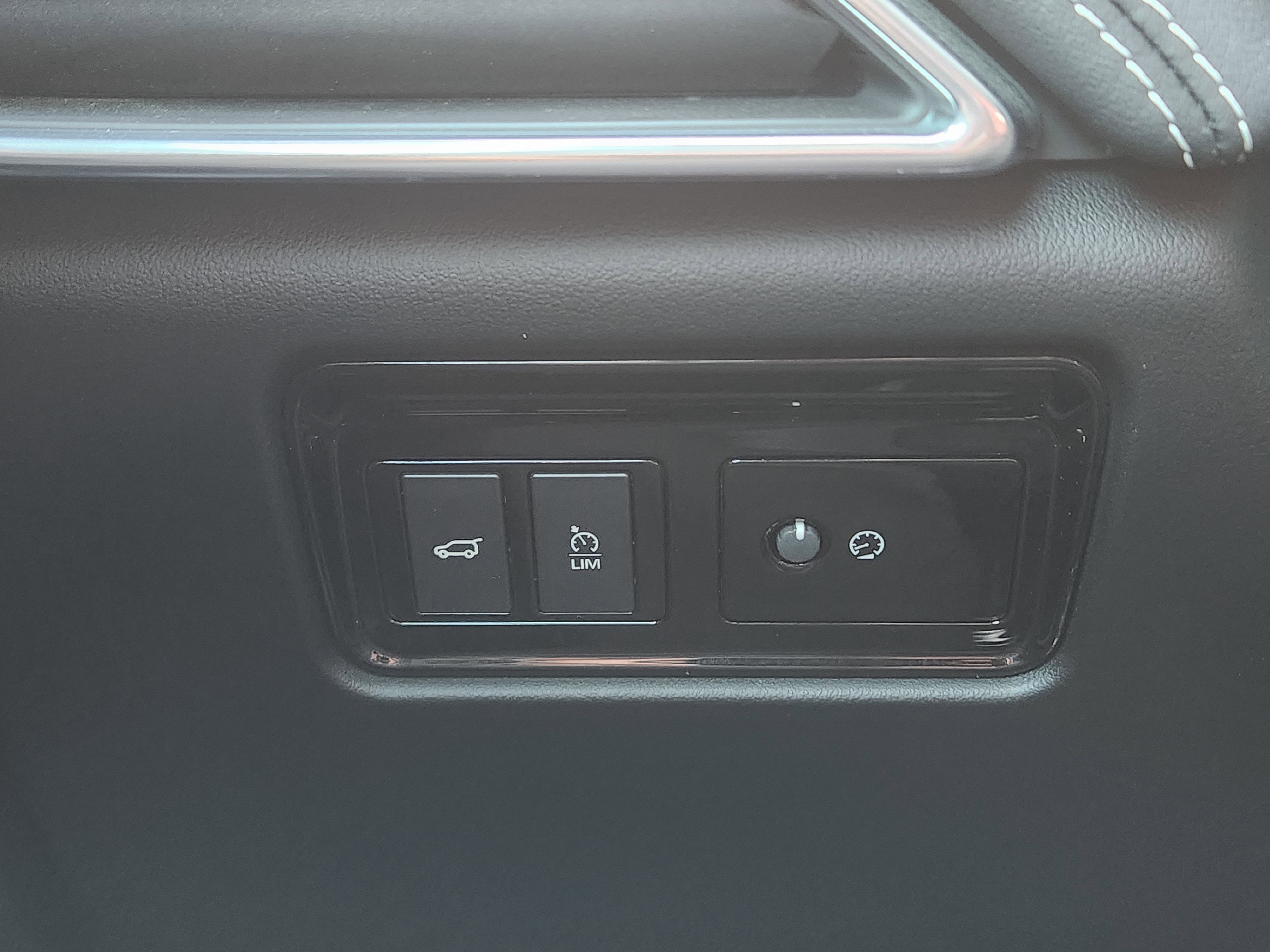 Used 2020 Jaguar F-PACE SVR image 22