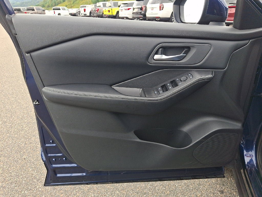 Used 2025 Nissan Rogue SV AWD/4WD image 12