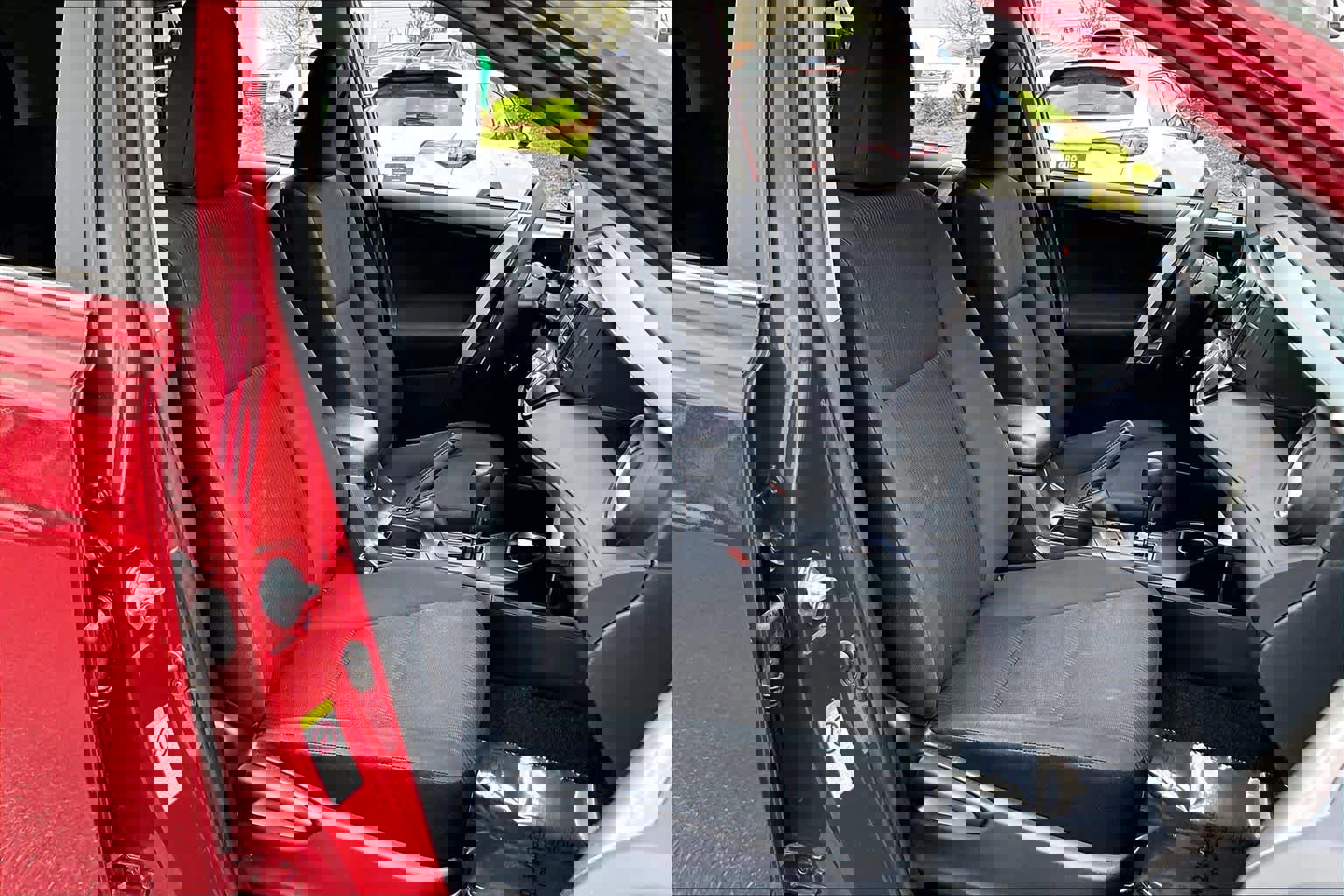 Used 2018 Toyota RAV4 LE image 9