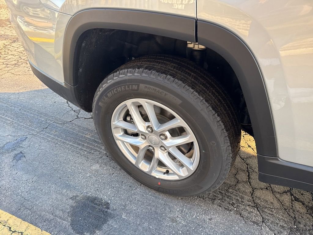 New 2025 Jeep Grand Cherokee L Laredo image 16