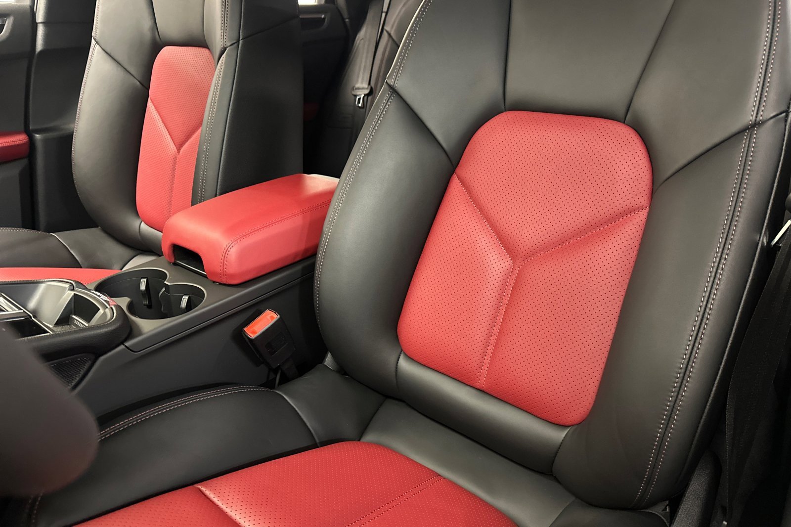 Used 2025 Porsche Macan image 5