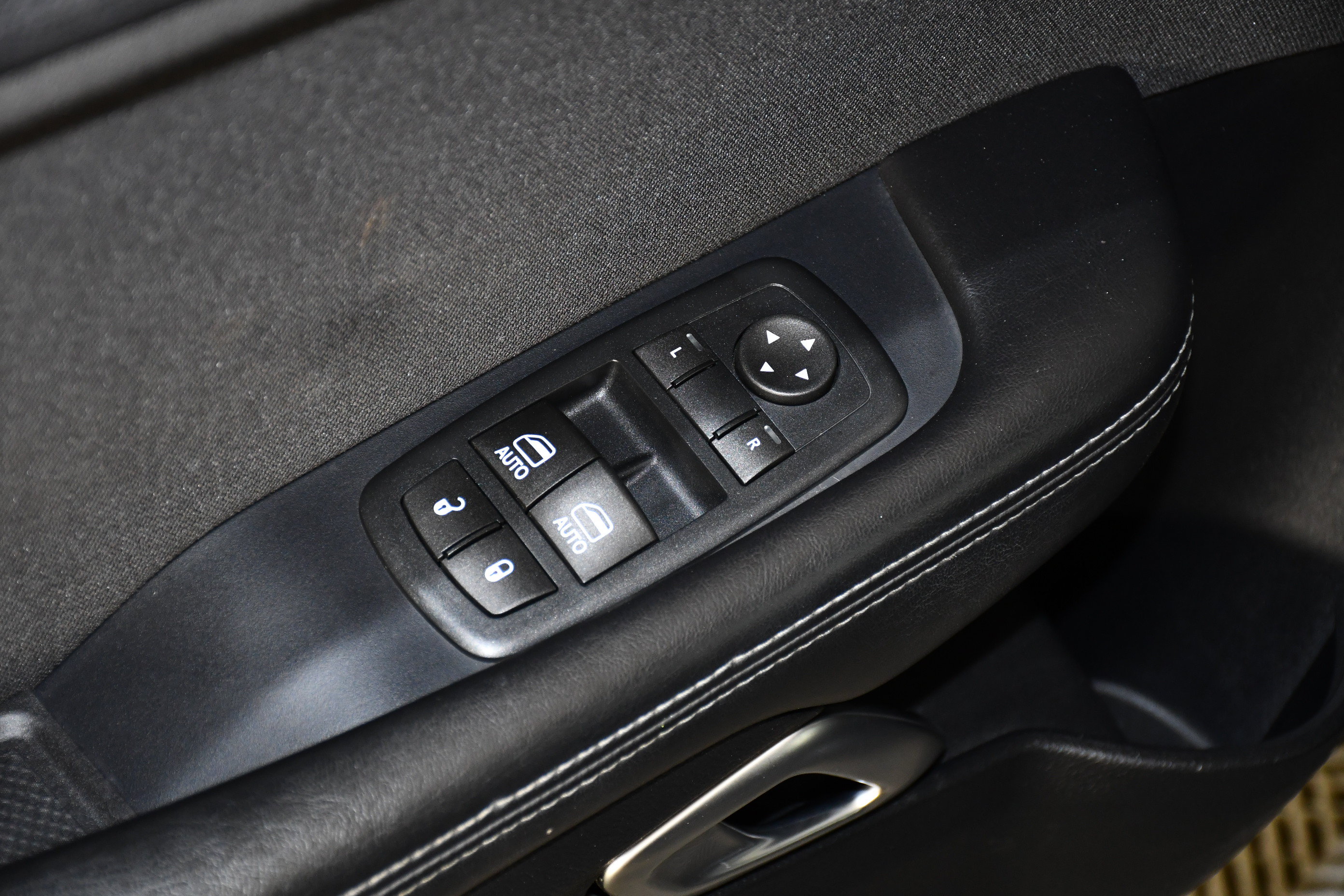 Used 2016 Dodge Challenger SXT RWD image 19