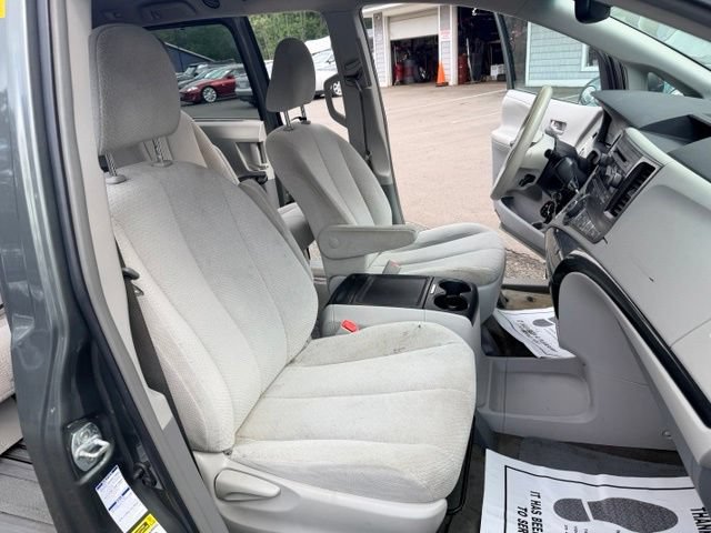 Used 2014 Toyota Sienna LE AWD/4WD image 24