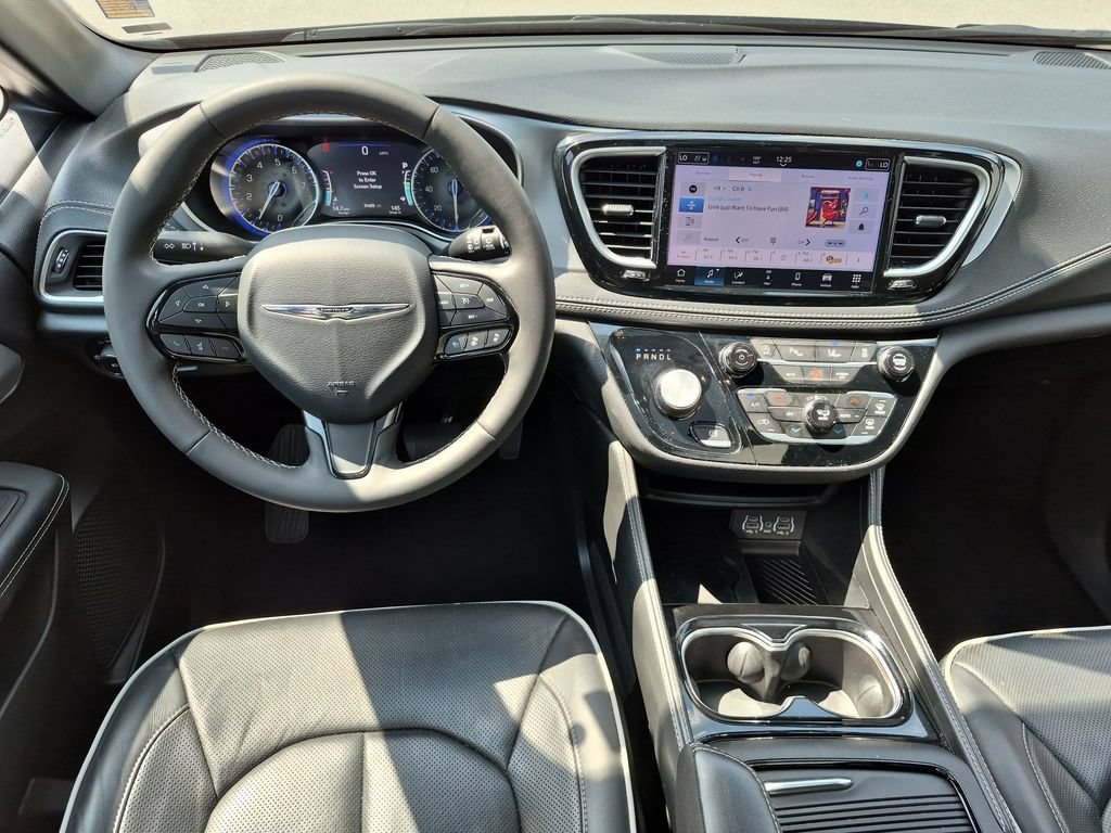 Used 2025 Chrysler Pacifica Limited FWD image 29