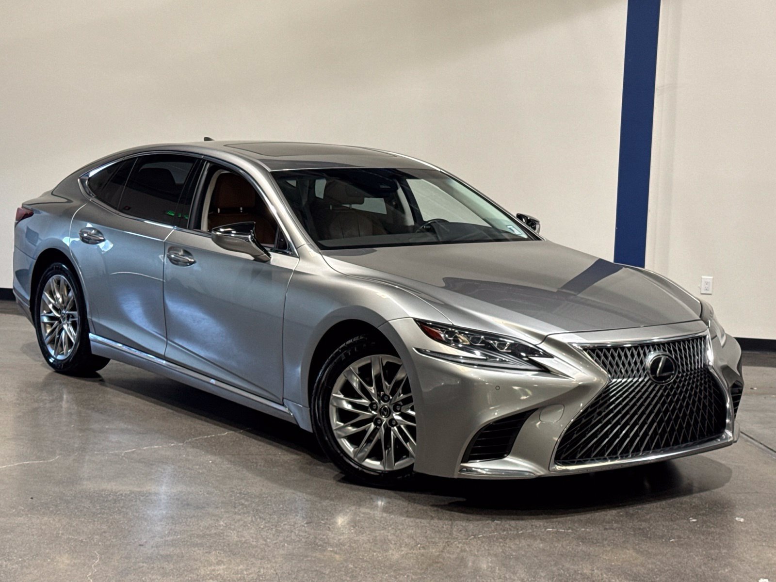 Used 2018 Lexus LS 500 w/ Accessory Package (Z2) RWD image 2