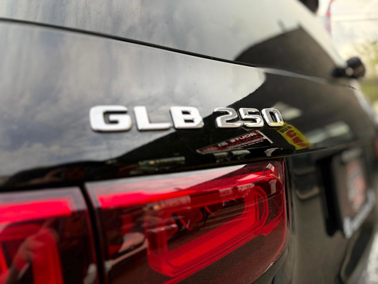 Used 2023 Mercedes-Benz GLB 250 4MATIC w/ Premium Package image 8