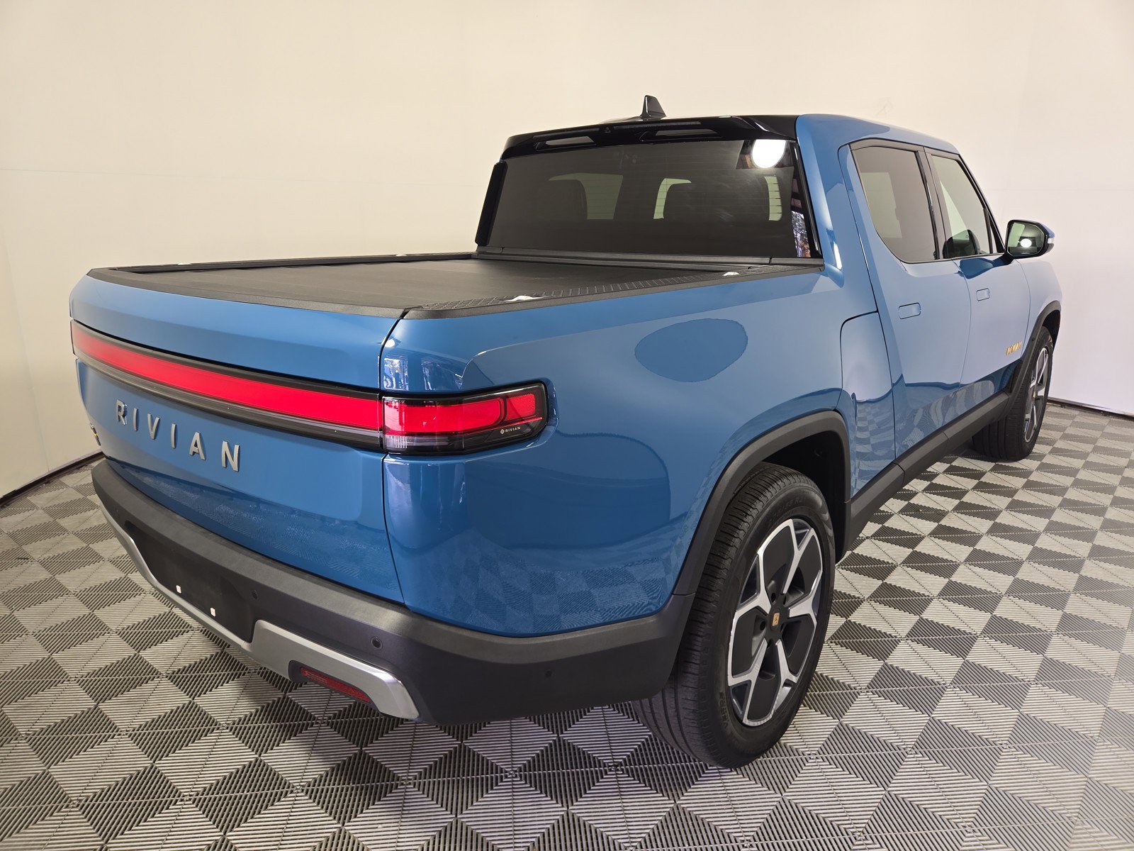 Used 2022 Rivian R1T Adventure image 5