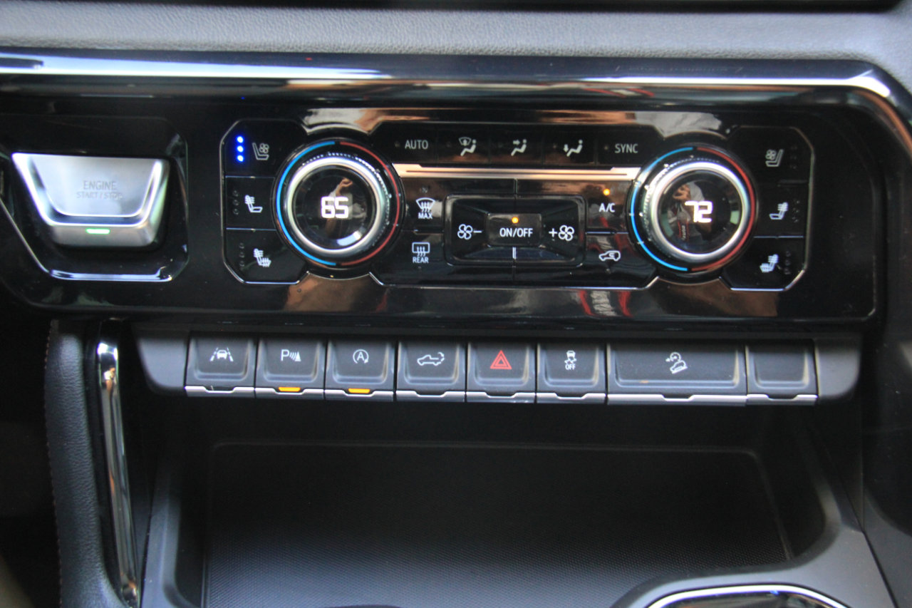 Used 2024 GMC Sierra 1500 AT4 w/ Technology Package image 16