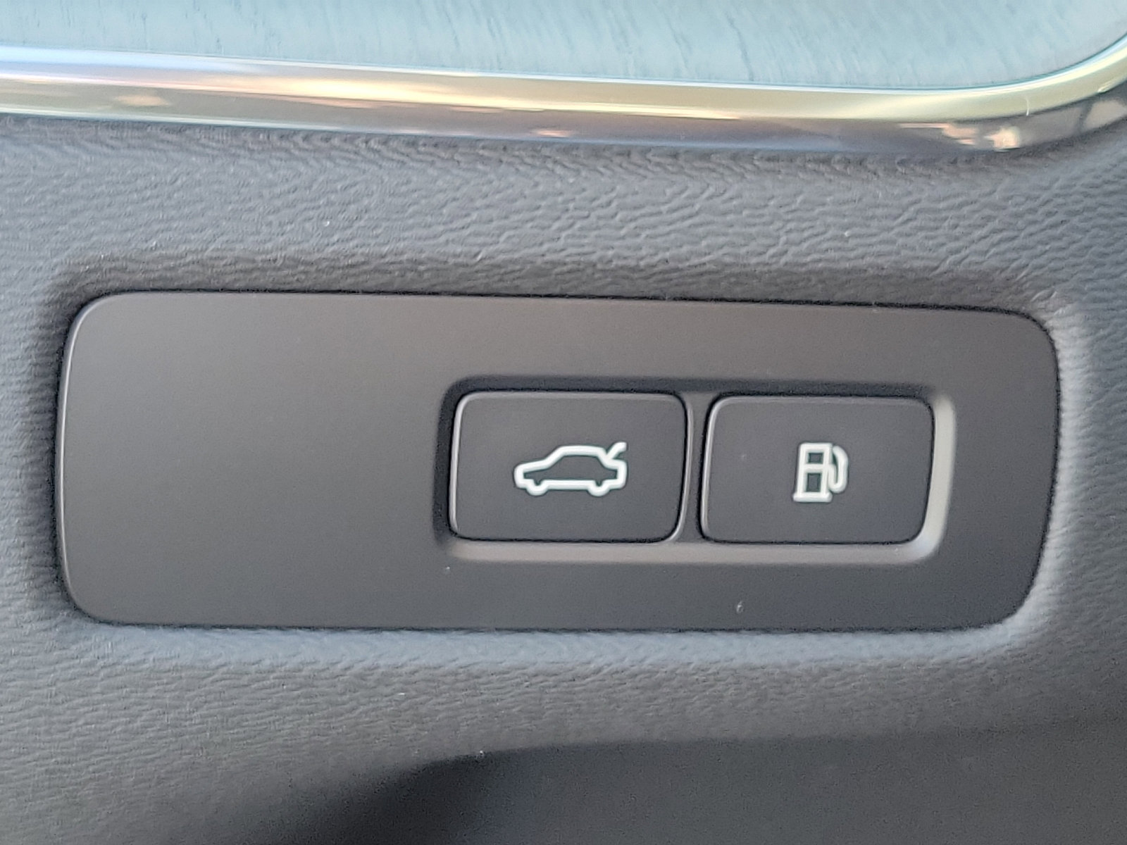 Certified 2025 Volvo XC60 T8 Plus w/ Protection Package Premier image 19