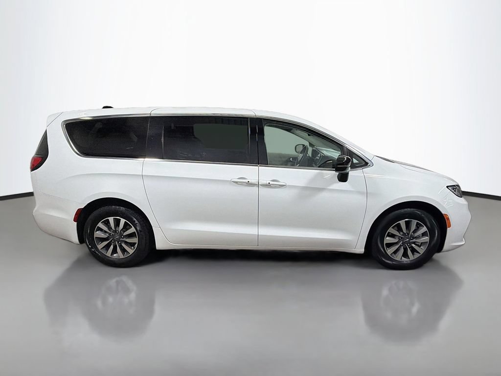 Used 2024 Chrysler Pacifica Limited FWD image 10