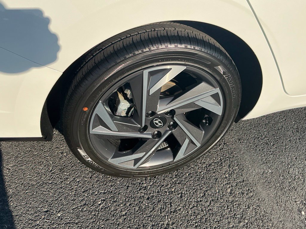 Certified 2026 Hyundai Elantra Limited FWD image 5