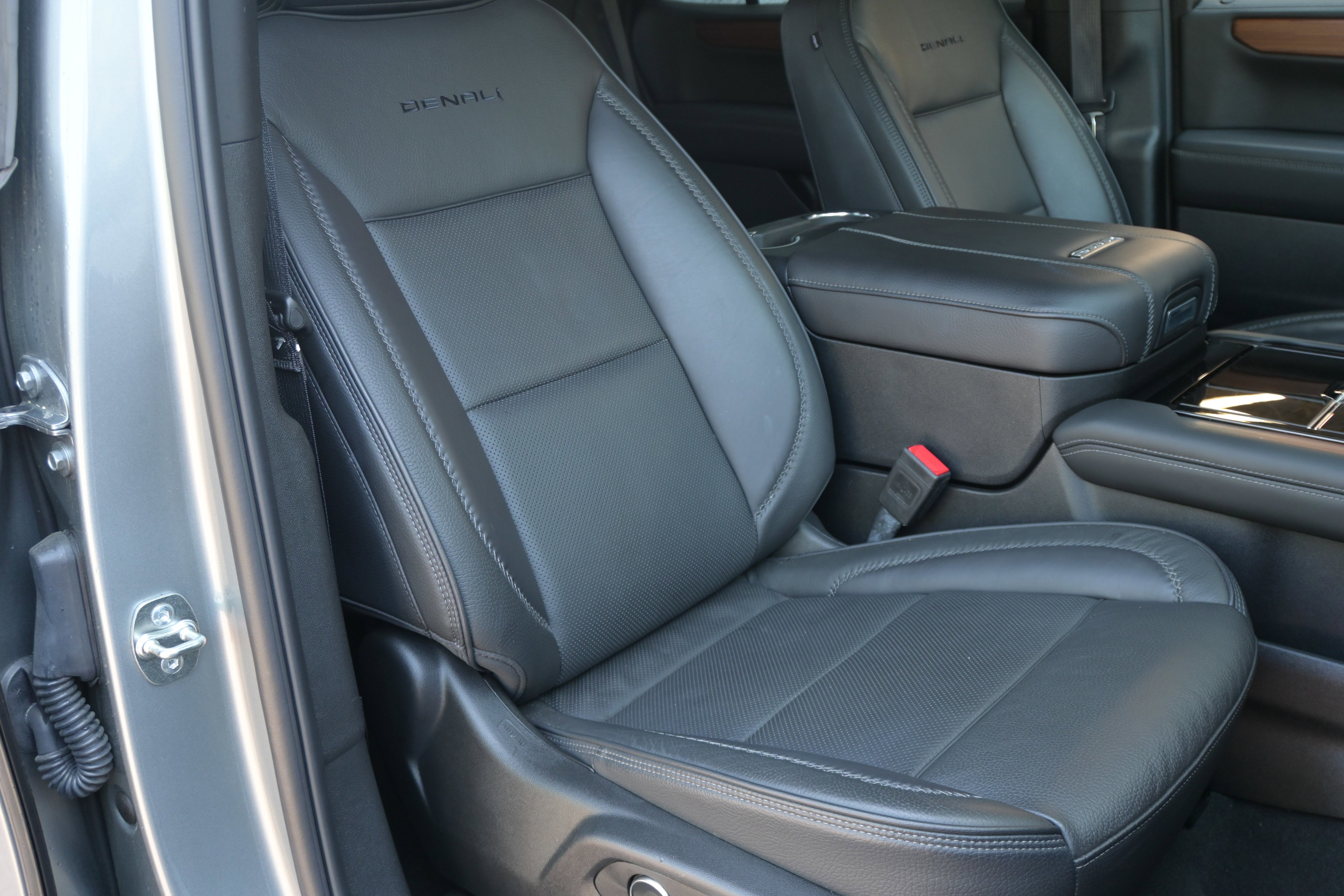 Used 2025 GMC Yukon Denali image 34