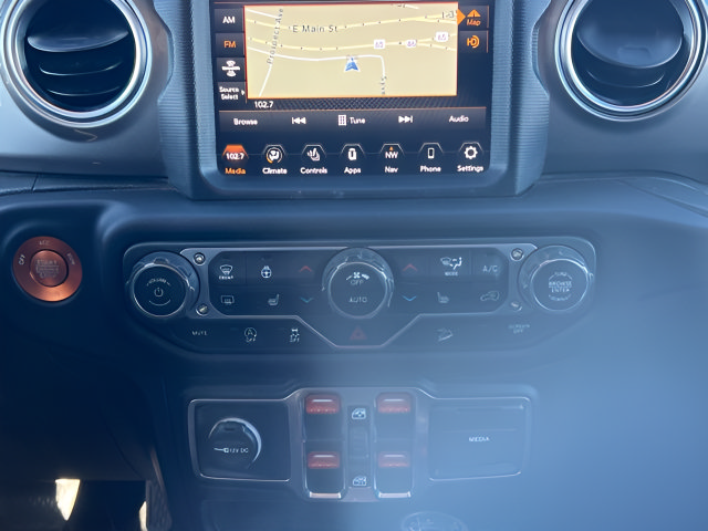 Used 2018 Jeep Wrangler Unlimited Sahara AWD/4WD image 10