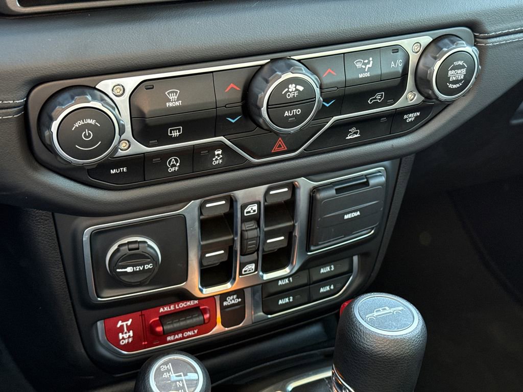 Used 2025 Jeep Gladiator Mojave AWD/4WD image 26