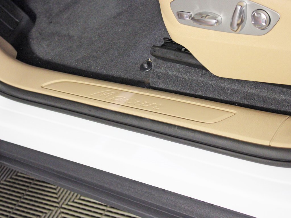 Certified 2025 Porsche Macan image 17