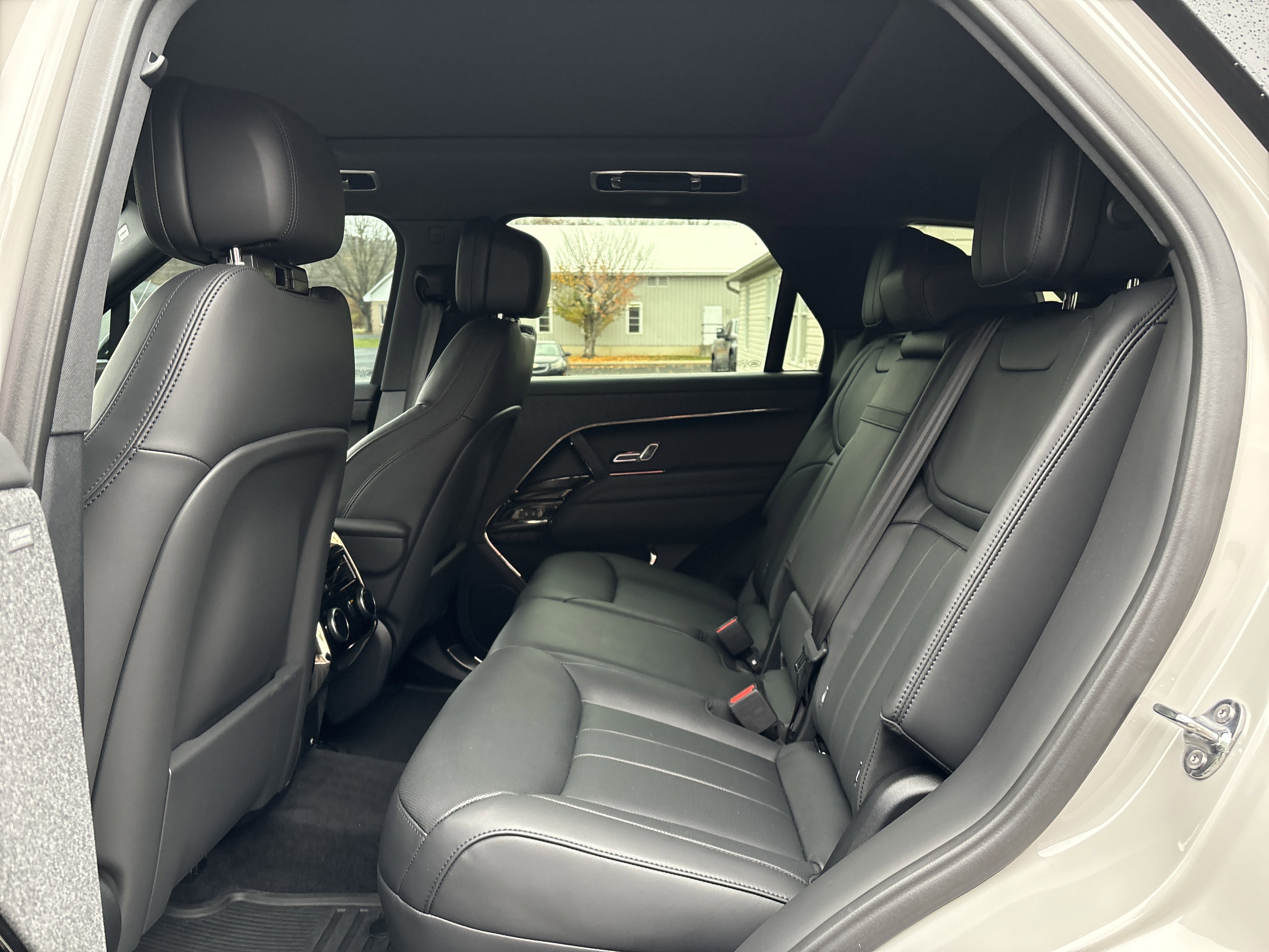 Used 2025 Land Rover Range Rover Sport SE image 14